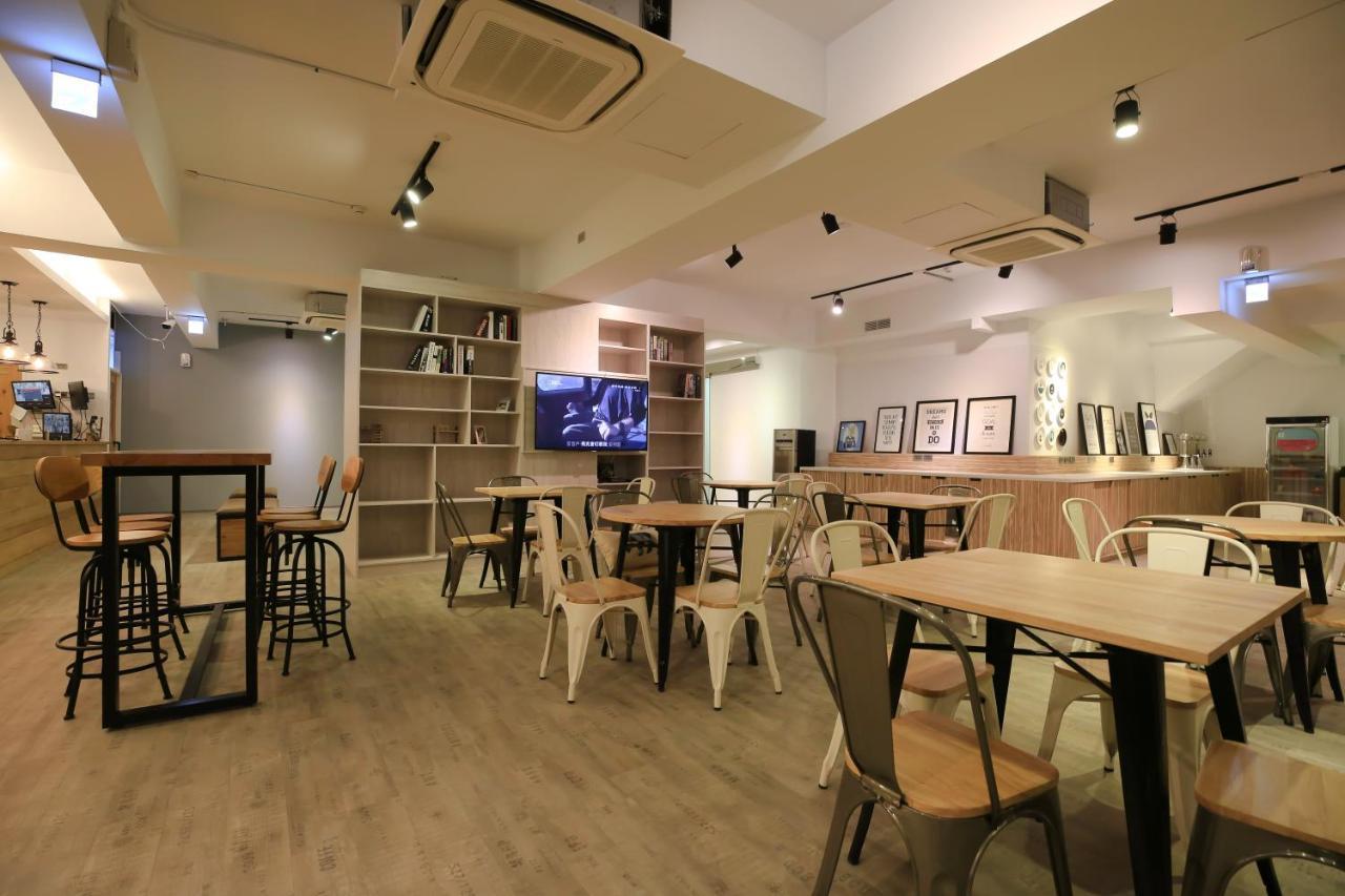 Flyinn Hostel Kaohsiung Exterior photo