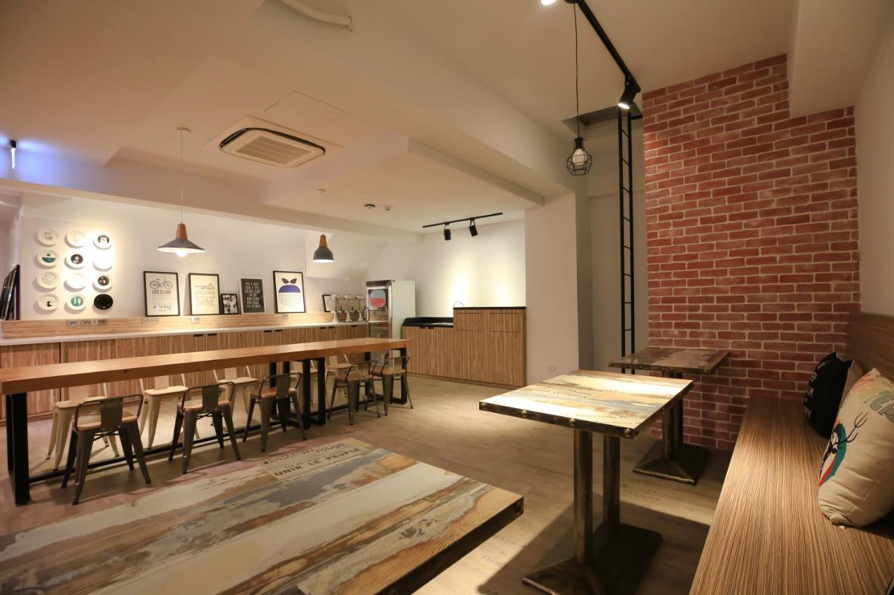 Flyinn Hostel Kaohsiung Exterior photo