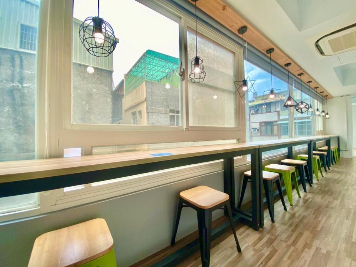 Flyinn Hostel Kaohsiung Exterior photo