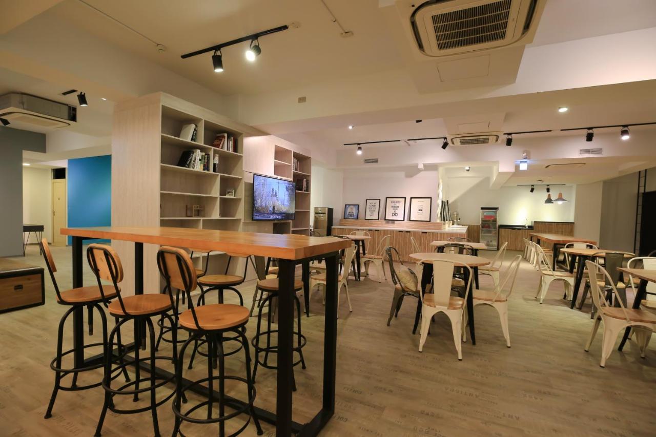 Flyinn Hostel Kaohsiung Exterior photo