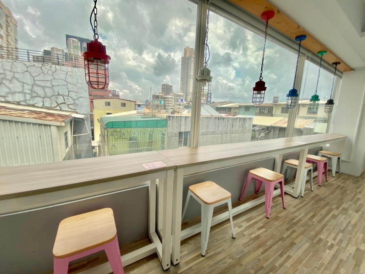 Flyinn Hostel Kaohsiung Exterior photo