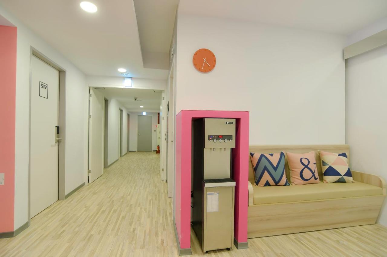 Flyinn Hostel Kaohsiung Exterior photo
