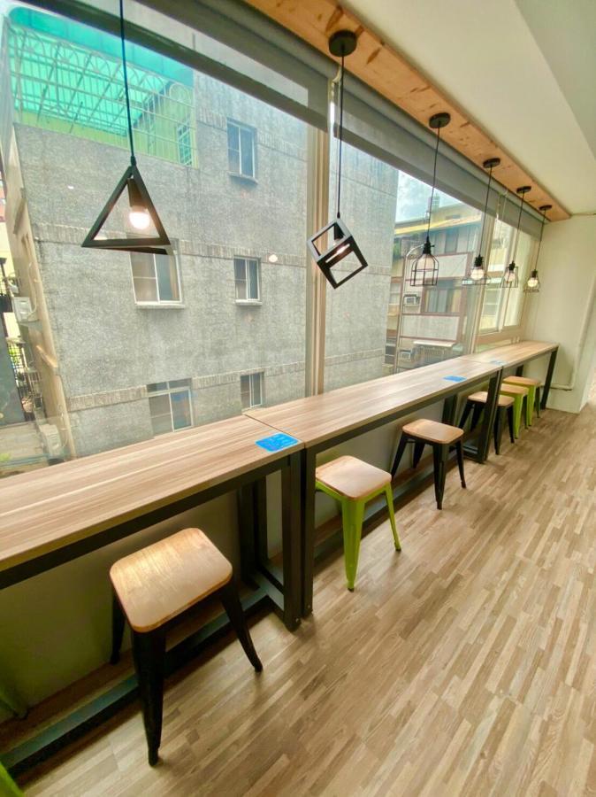 Flyinn Hostel Kaohsiung Exterior photo
